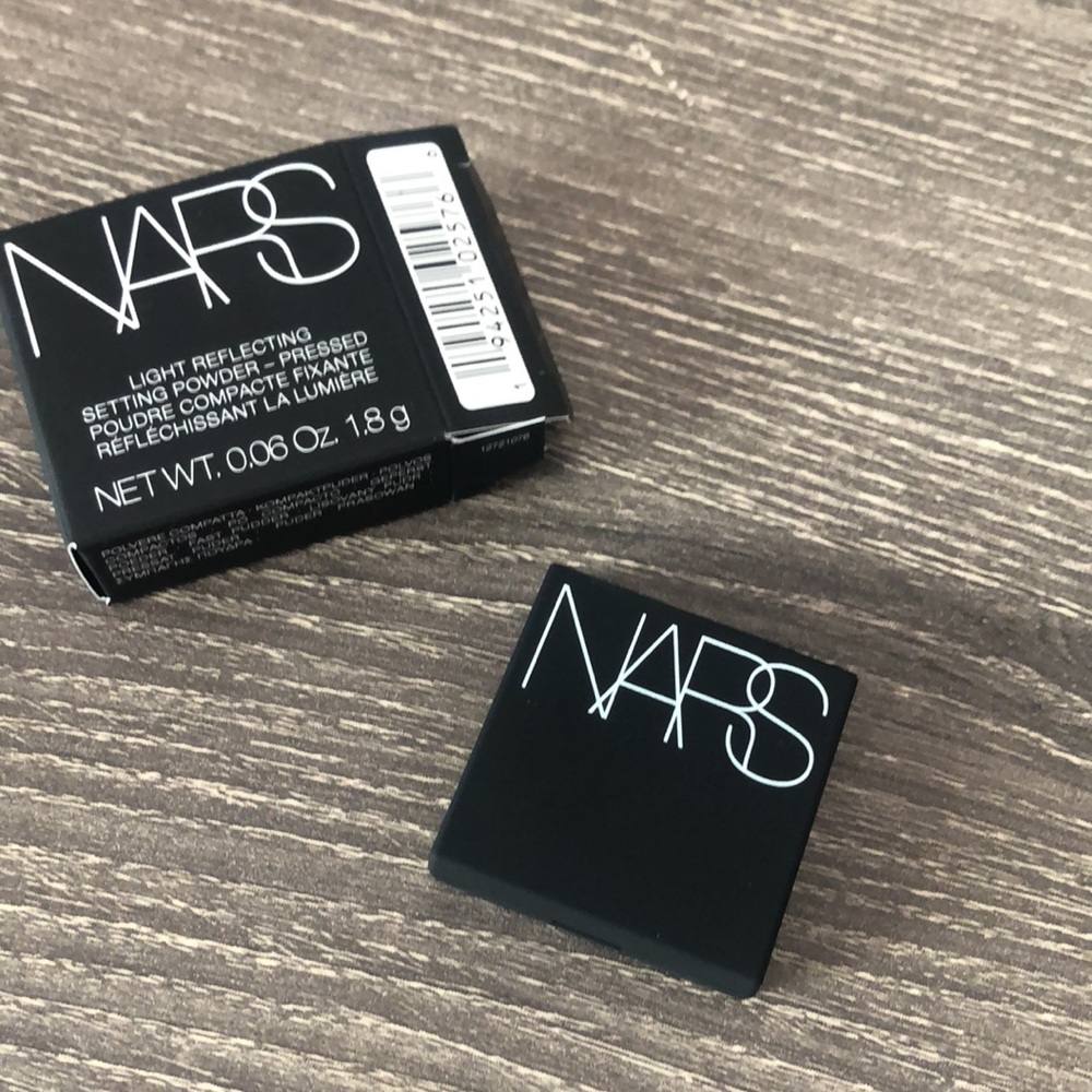 ❤️$10  NARS Light Reflecting Setting Powder - Picture 3 of 4